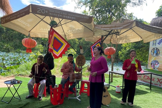Visitors delighted by ‘bai choi’ folk singing at My Son Sanctuary, Da Nang