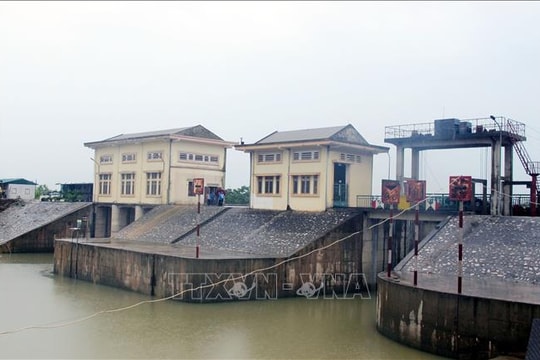 Bão số 5 mạnh lên, 12 tỉnh, thành được yêu cầu khẩn trương gia cố đê điều và hồ chứa