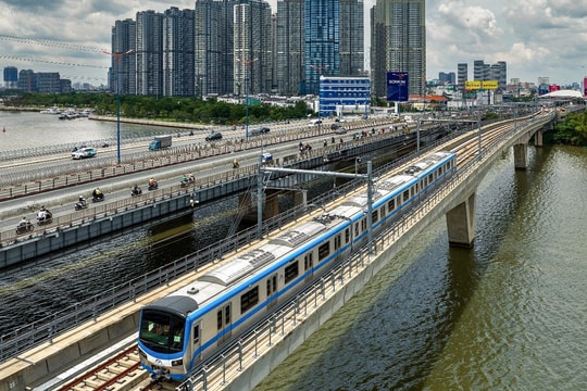 Nghĩ, trên tàu metro...