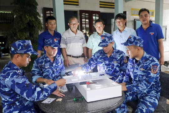 Thanh niên Vùng Cảnh sát biển 2 chung tay thắp sáng đường quê