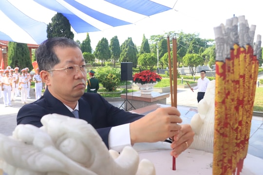 Lãnh đạo thành phố dâng hương tưởng niệm các anh hùng liệt sĩ