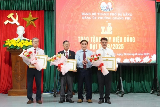 Các địa phương trao tặng Huy hiệu Đảng đợt 2/9 cho đảng viên