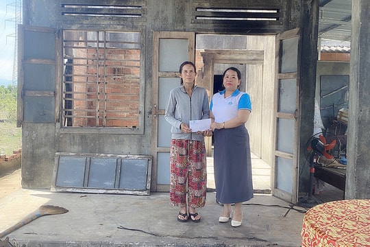 Thăm hỏi, tặng quà cho hộ gia đình bị thiệt hại tài sản do cháy nhà