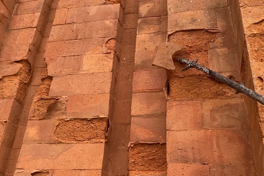 Dự án bảo tồn tháp Chăm Khương Mỹ: Gạch phục chế mủn nát sau hơn 2 năm trùng tu