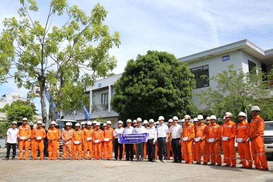 PC Đà Nẵng cử 2 đội xung kích hỗ trợ PC Hà Tĩnh khắc phục thiệt hại lưới điện sau bão số 5