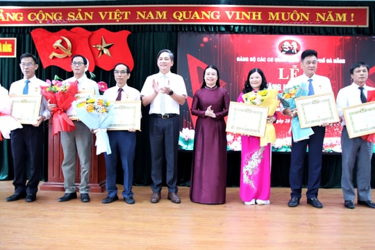 Các đơn vị, địa phương trao Huy hiệu Đảng đợt 2/9 cho đảng viên