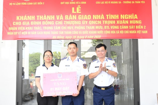 Bàn giao 2 nhà tình nghĩa cho quân nhân Vùng Cảnh sát biển 2