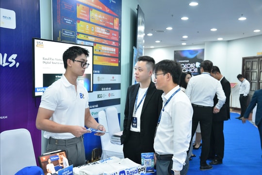 Sôi động không gian trưng bày sản phẩm tài chính và công nghệ