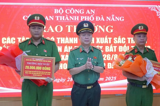 Thưởng nóng lực lượng phá án vụ cướp tiệm vàng ở đường Núi Thành