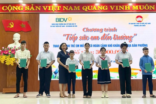 BIDV Chi nhánh Hải Vân tặng 30 suất quà cho học sinh phường Liên Chiểu