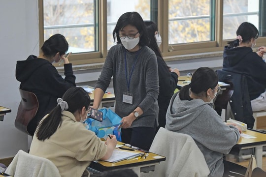 Xu hướng cấm điện thoại trong lớp học lan rộng toàn cầu