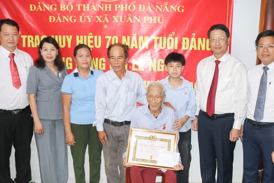 Các địa phương trao Huy hiệu Đảng đợt 2/9 cho đảng viên