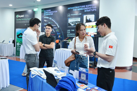 Vibrant space for displaying financial and technology products in Da Nang