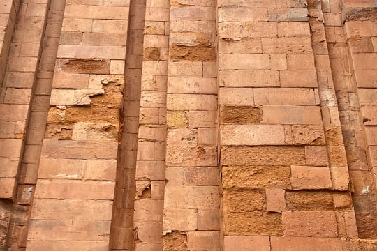 Thông tin tiếp gạch phục chế tháp Chăm Khương Mỹ mủn nát: Không thể xử lý dứt điểm