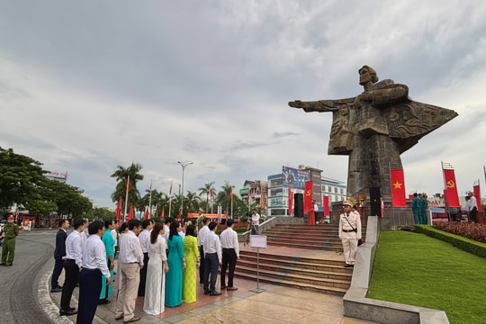 Lãnh đạo phường An Khê dâng hương tượng đài Mẹ Dũng sĩ Thanh Khê