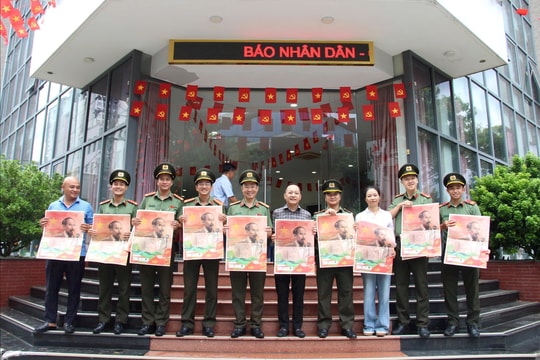 Báo Nhân Dân tặng 100.000 ấn phẩm Phụ san đặc biệt 2/9 cho người dân Đà Nẵng