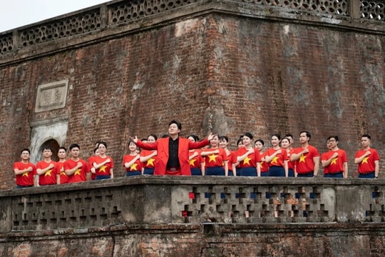 Cùng cất cao tiếng hát yêu nước