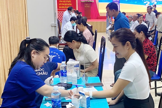 Gần 300 người lao động phường An Khê được tiêm vắc xin và khám bệnh miễn phí