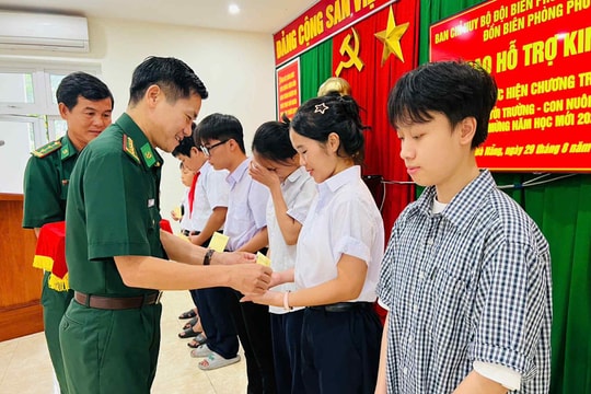 Trao quà cho học sinh trong chương trình “Nâng bước em tới trường - Con nuôi đồn biên phòng”