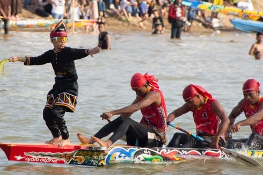 Điệu nhảy của cậu bé 11 tuổi đưa lễ hội Indonesia ra thế giới