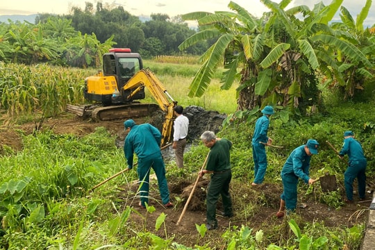 Làm sạch đường phố, khơi thông hệ thống thoát nước