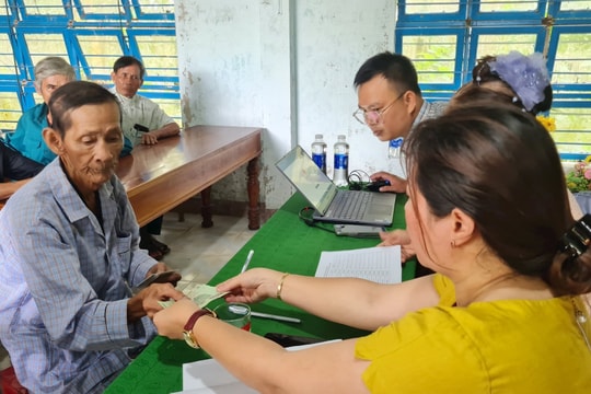 Người dân Tiên Phước hồ hởi nhận quà nhân dịp Quốc khánh 2/9