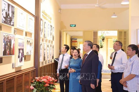 Tổng Bí thư Tô Lâm dâng hương tưởng niệm Chủ tịch Hồ Chí Minh tại Di tích Nhà số 48 Hàng Ngang, Hà Nội