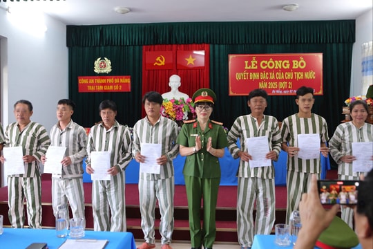 Trại tạm giam số 2 Công an thành phố Đà Nẵng trao 30 quyết định đặc xá nhân dịp Quốc khánh 2/9