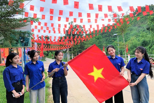 Miền núi rực rỡ sắc cờ Tổ quốc mừng Quốc khánh