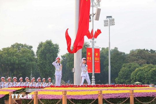 Hàng nghìn người dân tham dự Lễ Thượng cờ tại Quảng trường Ba Đình