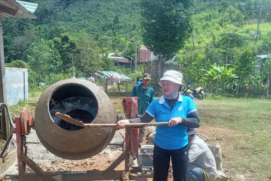 Cán bộ vùng cao “đi trước mở đường”