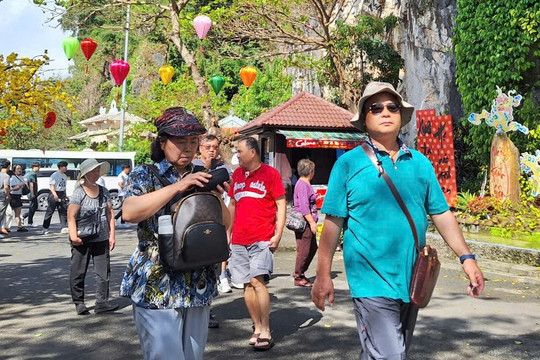 Over 1,200 foreign tourists arrive in Da Nang on cruise