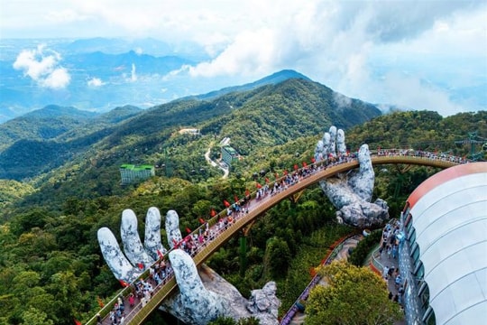 Hàng nghìn du khách check-in đỉnh Bà Nà trong ngày đầu tiên của kỳ nghỉ lễ 2/9