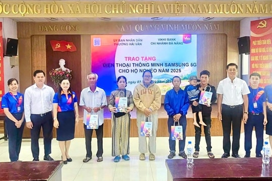 Tặng điện thoại thông minh cho hộ nghèo phường Hải Vân