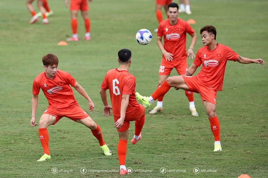 Đội tuyển Việt Nam đá giao hữu với Công an Hà Nội