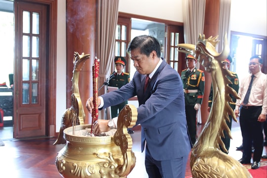 Dâng hương Chủ tịch Hồ Chí Minh trước Đại hội Thi đua yêu nước thành phố Đà Nẵng lần thứ I