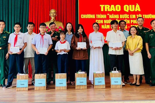 Biên phòng tặng quà cho học sinh trước thềm năm học mới