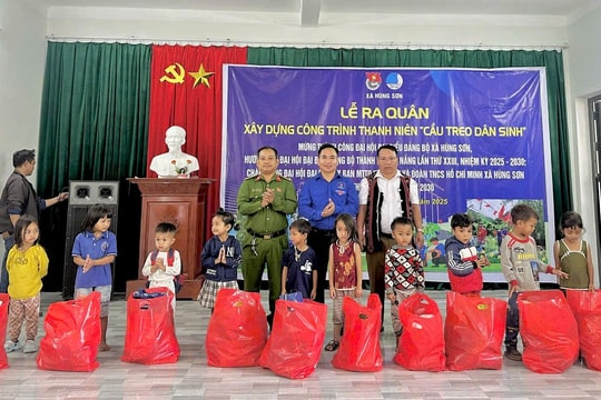 Thanh niên xã Hùng Sơn ra quân xây dựng cầu treo dân sinh