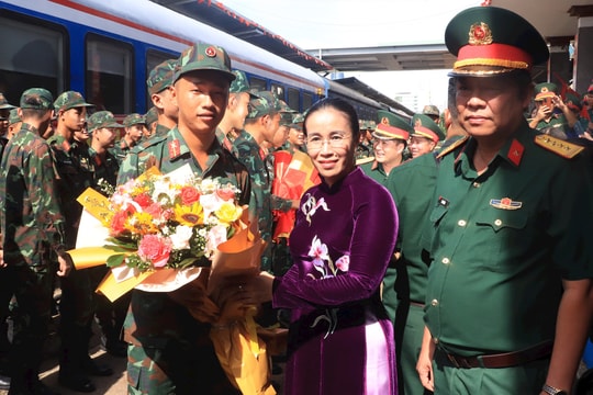 Chào mừng lực lượng tham gia diễu binh, diễu hành dừng nghỉ tại Ga Đà Nẵng