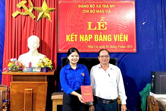 Xã Trà My kết nạp đảng viên trẻ đầu tiên sau sáp nhập chính quyền hai cấp