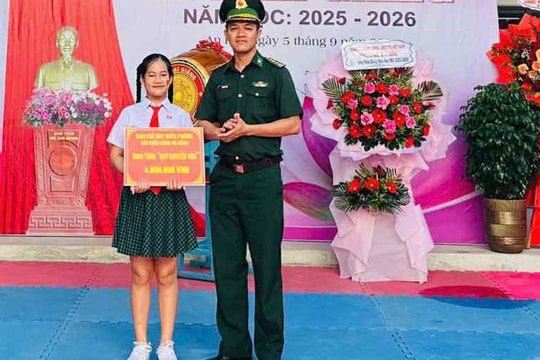 Trao quà cho học sinh nghèo nhân dịp đầu năm học mới