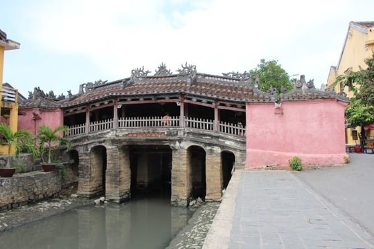 Sự cộng cư - nhìn từ Chùa Cầu