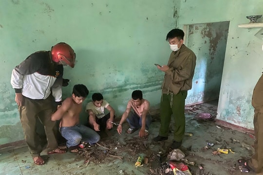 Công an xã Tiên Phước đ ưa 3 đối tượng đi cai nghiện ma túy bắt buộc