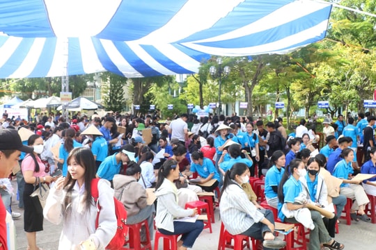 Trường Đại học Quảng Nam tiếp nhận gần 800 tân sinh viên nhập học