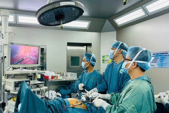 Phía sau cánh cửa phòng mổ
