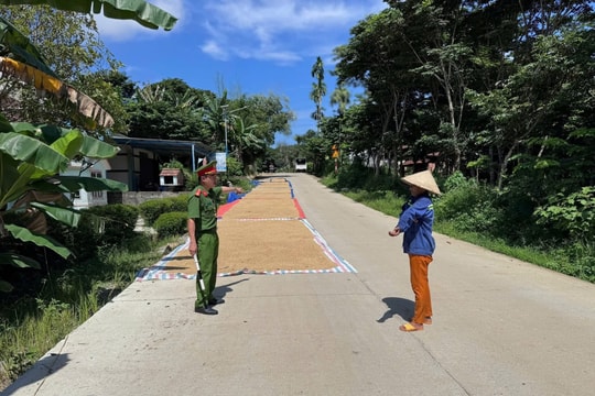 Không phơi lúa, rơm rạ trên đường để đảm bảo an toàn giao thông