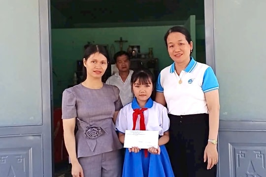 “Mẹ đỡ đầu” tiếp sức trẻ em khó khăn