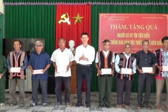 Ban Tuyên giáo và Dân vận Thành ủy Đà Nẵng tặng quà cho người có uy tín xã Bến Giằng
