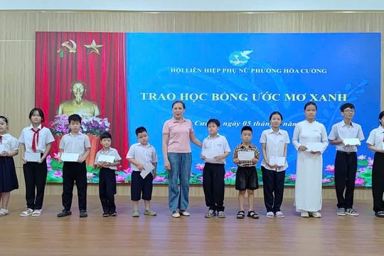 Phụ nữ phường Hòa Cường trao 59 suất học bổng cho học sinh nghèo