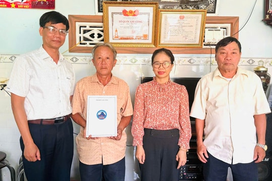 Trao quyết định công nhận người hoạt động cách mạng trước ngày 1/1/1945